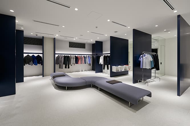 2階には〈イッセイ ミヤケ メン〉などを展開。(c) ISSEY MIYAKE INC.  Photo by Masaya Yoshimura, Copist