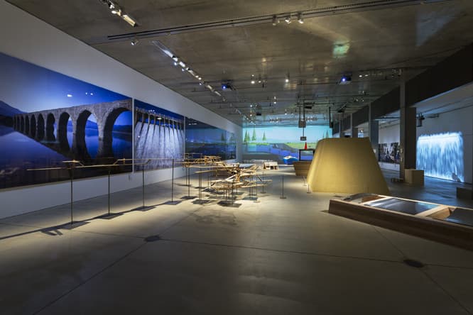 「土木展」会場風景。写真、映像、模型などさまざまな角度から土木の楽しさを教えてくれます。