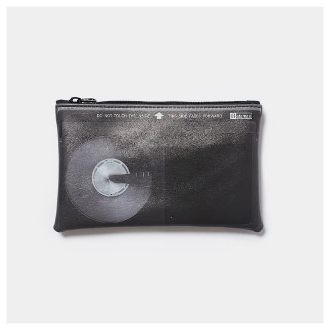 〈K-60 POUCH〉4,000円。ベータ方式対応の世界初の家庭用ビデオテープ「K-60」（1975年）を模したポーチ。ベータ方式VTRの1号機、通称「ベータマックス」とともに一気に普及した。