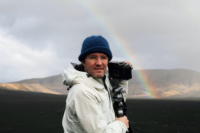故郷のアイスランドにリサーチトリップするオラファー。旅先では必ず自ら写真を撮影する。