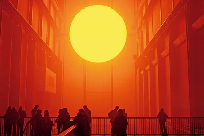 The Weather Project  (2003)
オラファーを一躍有名にしたのが、2002年に〈テート・モダン〉で展示された《ウェザー・プロジェクト》。タービンホールに鏡と発光体、霧を用いて、人工の太陽を作り出した。
Shutterstock/AFLO
