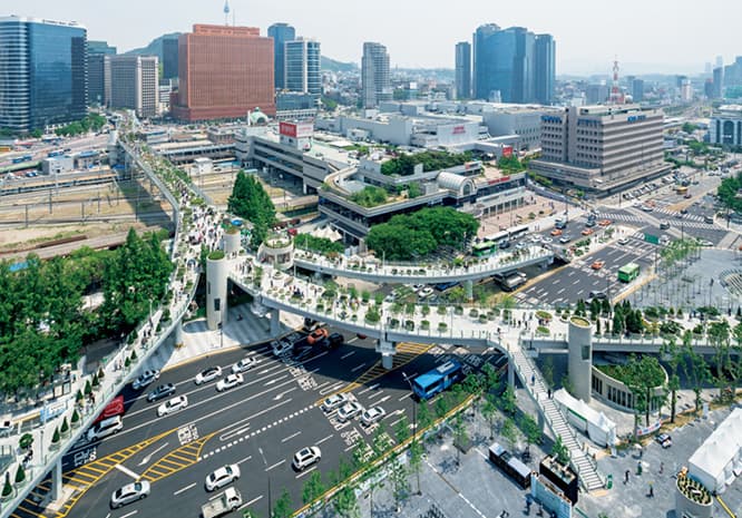 ソウル駅から延びる庭園は、上から見るとそれ自体が巨大な樹木のよう。同じく高架を再利用し話題になったニューヨークの〈ハイライン〉を思わせる。