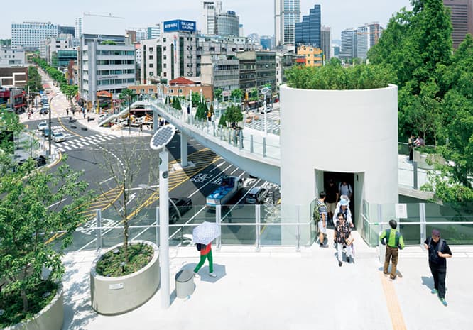 地上からは、エレベーターや階段で上がることができる。