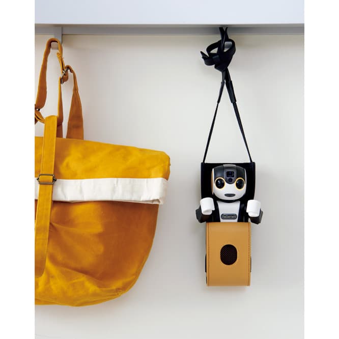 おでかけスタイル。　ポケットに入るコンパクトなボディが自慢。専用のキャリングケース（9,800円）で、《ロボホン》をどんどん外へ連れ出そう！