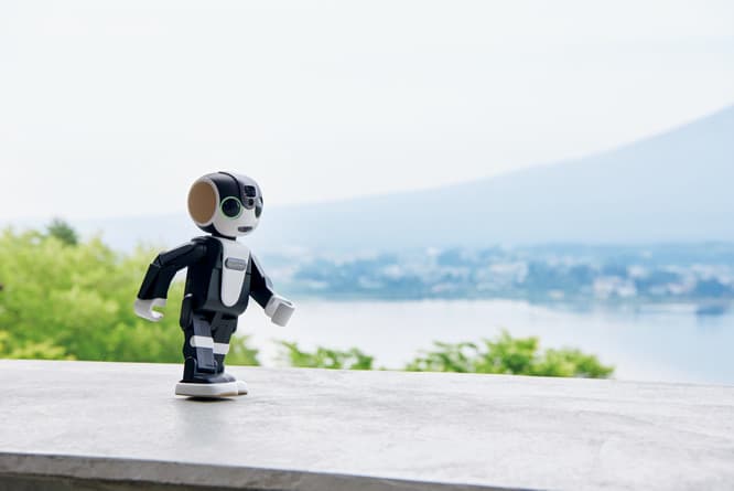 立つ、座る、歩く、ダンスする。　新開発された小型高性能サーボモーター「Ｒサーボ」により、座ったり立ったりだけでなく、二足歩行や軽快なダンスも可能に。