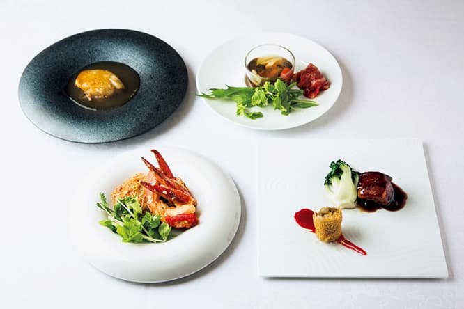 右上から時計回りに／足利マール牛と漢方の出汁のしゃぶしゃぶ風、皮つき豚の角煮 菊芋のカダイフとラズベリーの甘酢、オマール海老と春雨、フカヒレステーキの上湯仕立て。