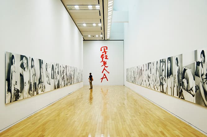 70代半ばを過ぎてからも旺盛に制作を続けた葛飾北斎が「画狂老人卍」と号したことになぞらえ、荒木は自身のことを「写狂老人A」と名乗っている。