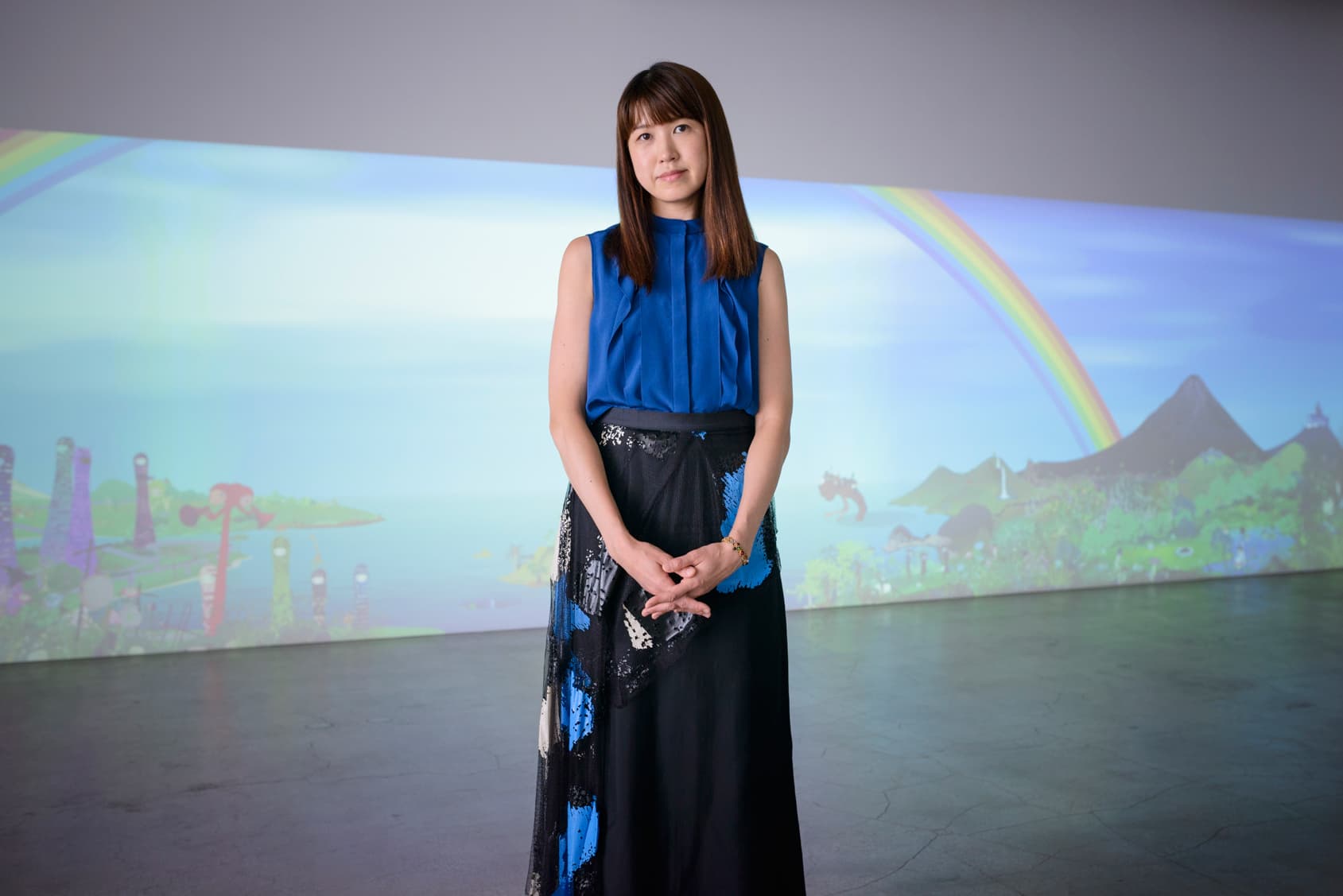 東京初の個展『REBIRTH OF THE WORLD』（Kaikai Kiki Gallery）、会場での青島千穂。