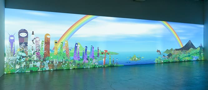 《高天原》（2015年）。津波が過ぎると虹が出て、天女が立ち直ろうとするビルたちを励ます。画面の下の方でも植物などがきめ細かく表現され、動いている。　Animated Mural and 3D Soundscape (Multiple Projectors and Speakers) 7min. Courtesy of Kaikai Kiki Gallery 2881×19525 mm （c）2015 Chiho Aoshima/Kaikai Kiki Co., Ltd. All Rights Reserved.