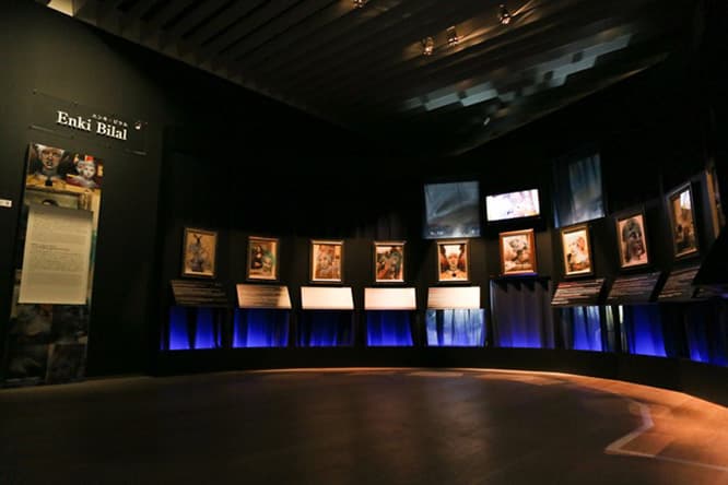 展示風景・第2章　エンキ・ビラル。「ルーヴルの亡霊たち」と題された一連の作品をインスタレーション。