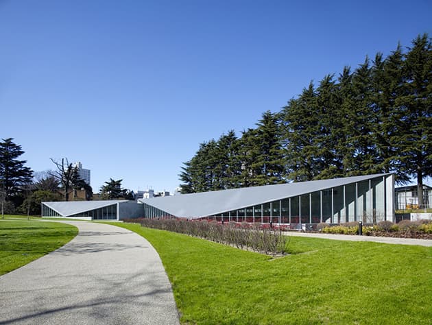 〈21_21 DESIGN SIGHT〉外観。写真：Masaya Yoshimura／Nacása &amp; Partners Inc.