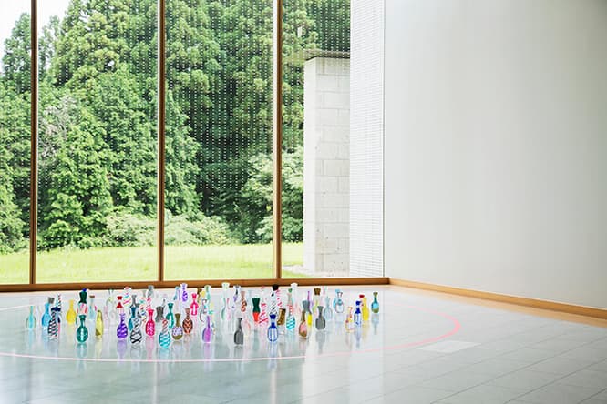 会場の中央ホールに展示された〈D-BROS〉の樹脂製フラワーベース。自然光に透ける姿はいっそう美しい。
