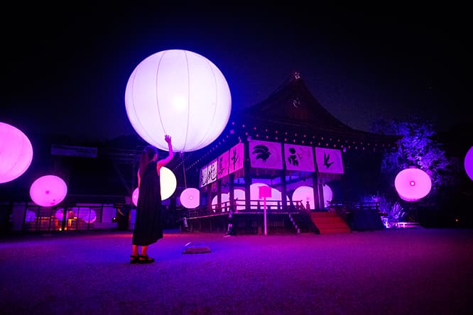 『呼応する球体 – 下鴨神社　糺の森』。衝撃を与えることで光の色を変化させる。