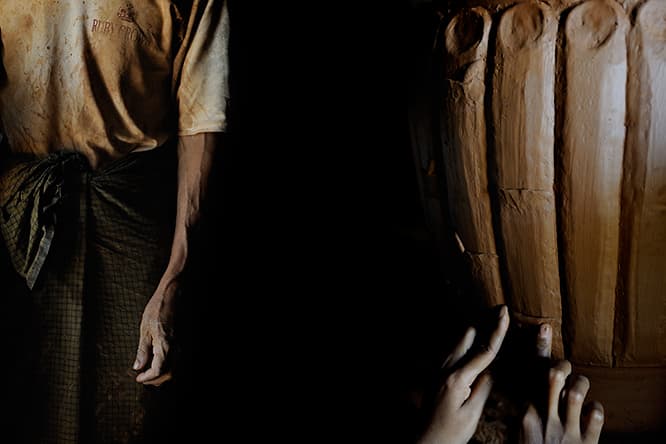 《Man and material》2011年。 陶芸家、Ula Shwe（撮影地：ミャンマー）。　© Tiziana and Gianni Baldizzone