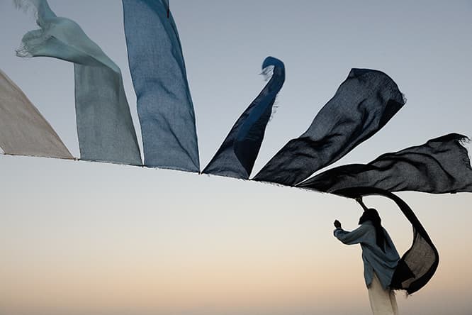 《Indigo palette》2011年。書道家・藍染職人、Aboubakar Fofana（撮影地：マリ）。　© Tiziana and Gianni Baldizzone