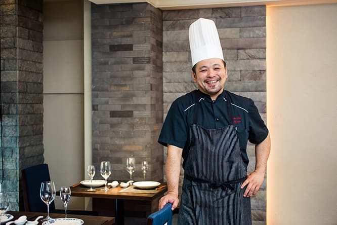 料理長、簗田圭。扱う食材の産地にはなるべく訪れるようにしている。魚、肉料理にも野菜をたっぷり添えており、野菜だけで常時、約200アイテム用意している。ちなみに野菜の仕入れはシンガポール〈マリーナベイサンズ〉時代の元同僚が商う東京〈高善〉より。ニッチな中国野菜に強い青果店だ。