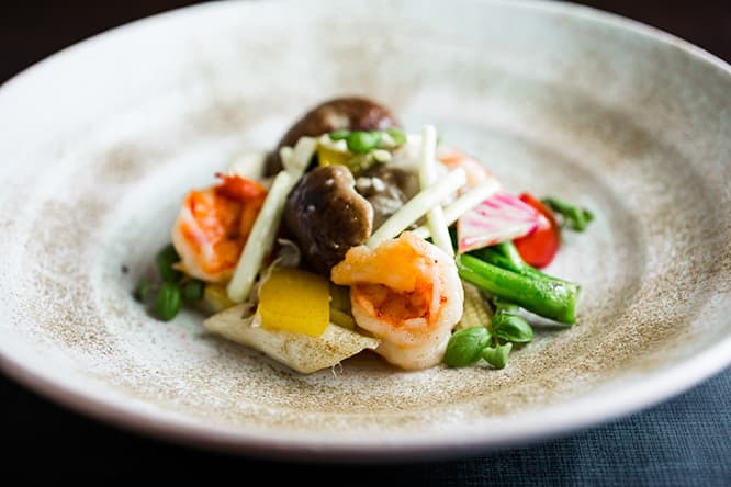 「大海老とポルチーニ茸のあっさり塩炒め 季節野菜のアクセント」2,800円。海老は60度の低温でゆっくり火を入れ、ポルチーニ茸はあえて冷凍させて旨みをアップ。野菜はサッと油通しをした後にボイルして、油を除き、最後は中華鍋で一気に炒める。何段階もの工程を踏んだプロの炒め物。海老はしっとりやわらかく、野菜はシャキシャキの歯ごたえ。