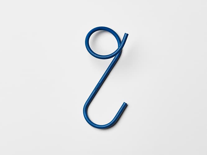 アルファベットのqのような形をした〈Q-HOOK〉。Sフックを進化させ、ポールに通すことで安定感をもたせた。直径27mmまでのポールで使用可能。3個組1,500円。