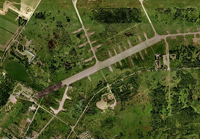 敷地の航空写真。第二次大戦後、旧ソ連の軍用地内滑走路として使用されていた敷地の記憶を思い起こさせる。　（c）DORELL.GHOTMEH.TANE / ARCHITECTS