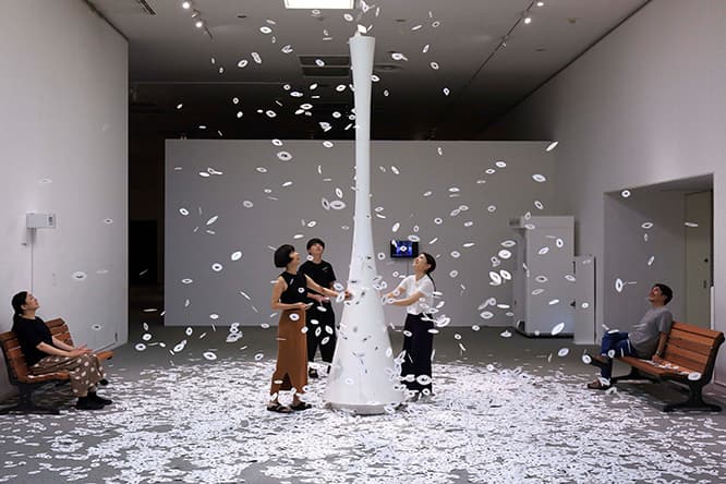 代表作の「まばたきの葉」（2003）。葉の形にカットされた紙の表面には「開いた眼」が、裏面には「閉じた眼」が描かれており、煙突から吹き出た紙が舞い降りる際にくるくると回転することで、まばたきをしているように見える。