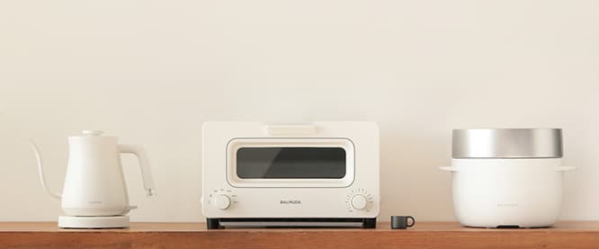 左から順に、ドリップ用のポット《BALMUDA The Pot》、外はカリッ、中はしっとりとパンが焼きあがる《BALMUDA The Toaster》、二重釜構造で米を炊き上げる《BALMUDA The Gohan》。〈バルミューダ〉の製品を使用できる常設コーナーには、日替わりで人気店のパンやコーヒーが用意される予定。