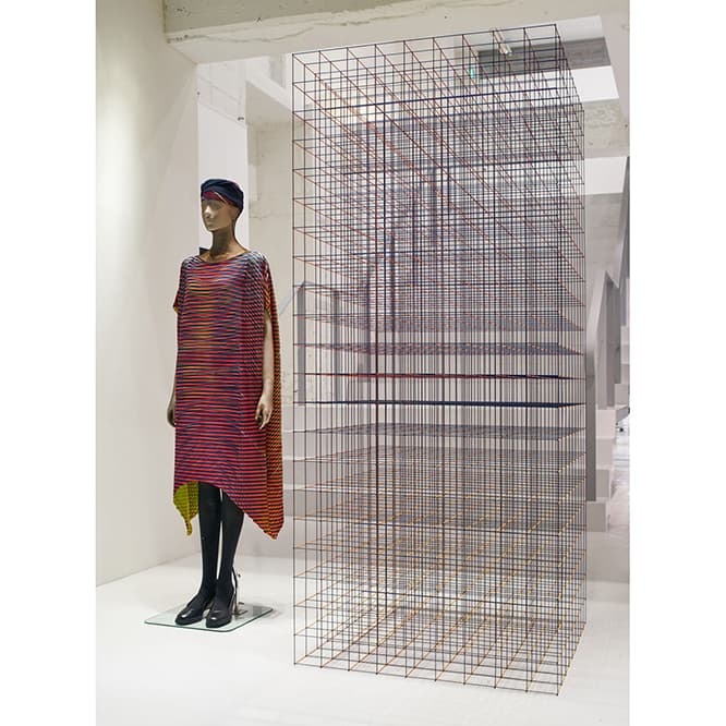 「ISSEY MIYAKE AUTUMN WINTER 2016」では無限に広がるものづくりを意味する「BEYOND」をテーマに、 これまでの技術をさらに発展させた