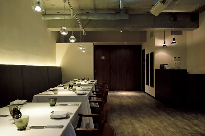 〈スブリム〉の移転に伴い、8月4日にオープン。店名の〈Cofuku〉とは故事の“鼓腹”に由来。余白を生かした空間で供される料理は全体的に軽やかだが、心までしっかり満たされる内容。
