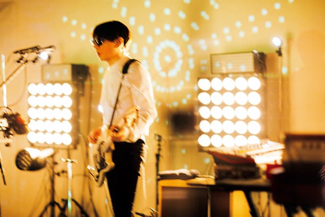 小山田さんの後ろにあるのが、秋のツアーから使用されるストロボ兼照明。
 © photo by Hideaki Hamada