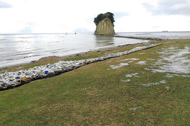 リュウ・ジャンファ《Drifting Landscape》。浜にやきものが打ち上げられたよう。