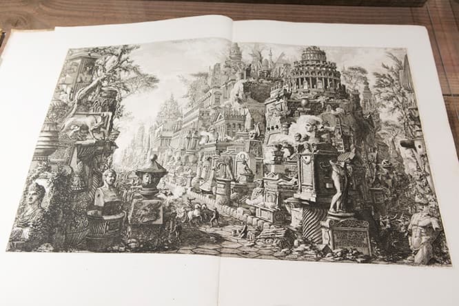 〈今日 世界は死んだ もしかすると昨日かもしれない〉、18世紀フランスの建築家、クロード・ニコラ・ルドゥーの書籍。球体などを用いた幻想的な作風が特徴だ。パリでは複製が展示されたが、その後、杉本が原本を発見、東京ではオリジナル全4巻が揃って、たいへん貴重な展示となった。