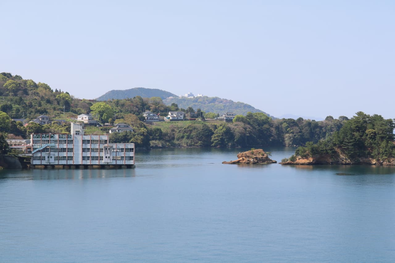 旧赤崎小学校（左）と裸島（右）。