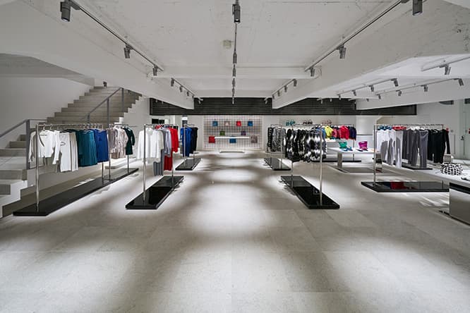 〈エルトブ テップ イッセイ ミヤケ ギンザ〉の跡地に誕生した〈イッセイ ミヤケ 銀座〉OMOTE。(c) ISSEY MIYAKE INC. photo_Masaya Yoshimura, Copist