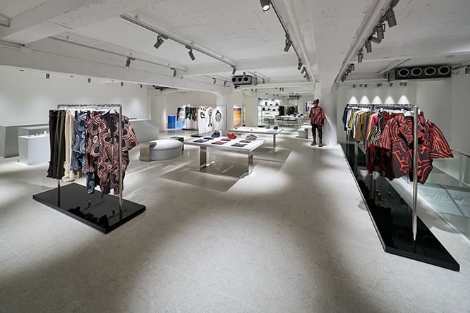 広々とした空間で、ラックごとに各ブランドがディスプレイされている。(c) ISSEY MIYAKE INC. photo_Masaya Yoshimura, Copist