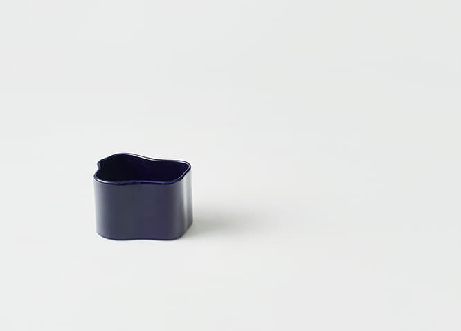 〈アルテック〉から発表された植木鉢《リーヒティエ プラントポット》。商品名のリーヒティエとは、二人が住んでいた家の通りの名前だ。白大／W40×D27×H20cm 17,300円、白中／W28×D23×H16cm 11,900円、青小／W19×D16×H12cm 7,900円