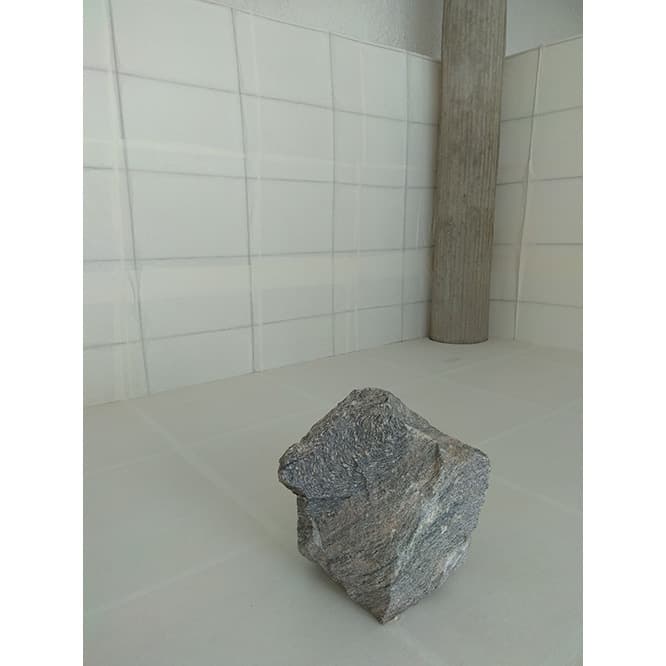 館内の一角に、韓国和紙を敷き詰め石を置く。Relatum Room, 2017 (c) Lee Ufan et frère Marc Chauveau