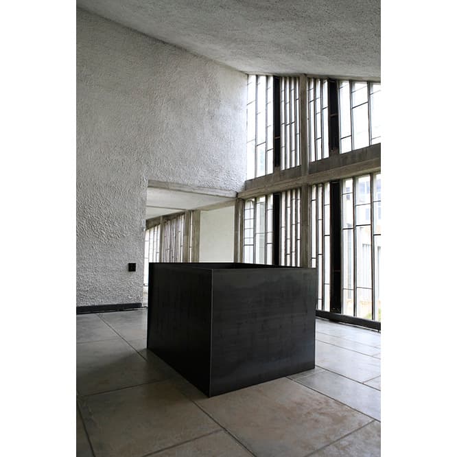 回廊に１m立方の鋼鉄板の囲いを置き、中にロウソクを灯す。Relatum - Room (A), 2017 (c) Lee Ufan et Jean-Philippe Simard
