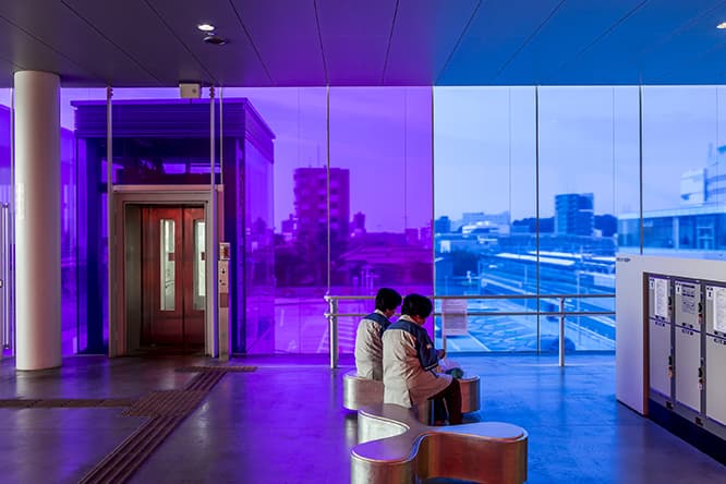 駅には妹島和世デザインのベンチも。