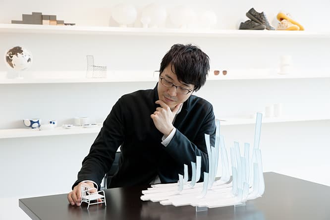 第2話に登場するインスタレーションと椅子の模型を前に語る佐藤オオキ。