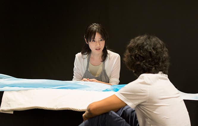 第2話では、布を使ったインスタレーションがふたりを繋ぐ。