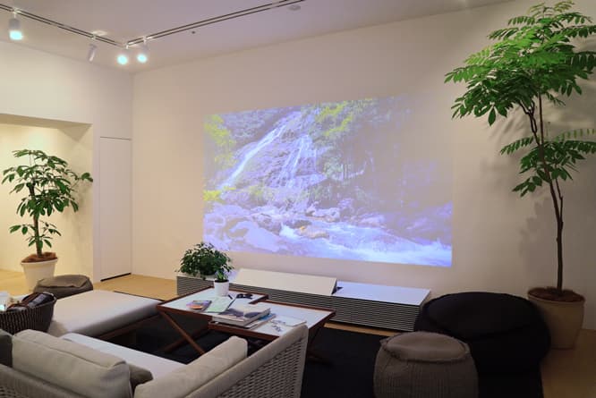 居住空間の壁に川が流れる大自然の映像を映し出すのは〈Life Space UX〉の《4K短焦点プロジェクター》。ローボードのようなデザインのプロジェクターから映し出される4Kのリアルな自然映像が、リビングでのリラックスタイムを自然の中で過ごしているような心地よい時間にしてくれる。《4K短焦点プロジェクター LSPX-W1S》5,000,000円。