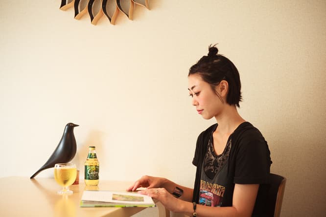 かねこなおこ　アパレルプランドのPRを経て、〈ヴィトラ〉と〈アルテック〉のマーケティング &amp; PRを担当。秋のデザインイベントに向け、企画準備に日々奮闘中。黒い鳥のオブジェは〈ヴィトラ〉の《イームズ ハウス バード》。