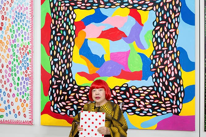 館内に展示された作品の前で。