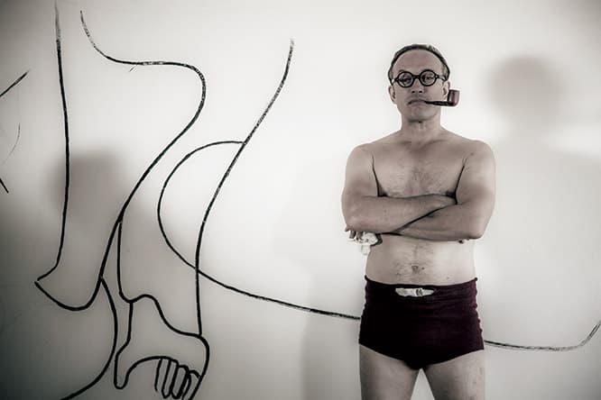 野心にあふれ、どこか気難しさのある建築家として描かれたル・コルビュジエ。(c)Julian Lennon 2014. All rights reserved.　(c)2014 EG Film Productions / Saga Film