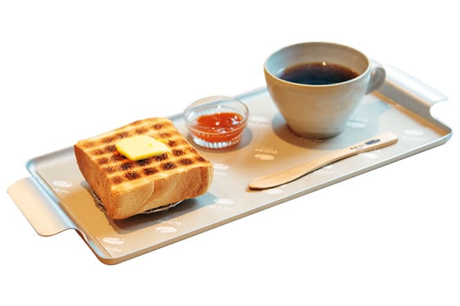 炭焼きトースト＋コーヒー
炭火の上にかけた特注の大きな網で、カリッと焼いたトーストは、誰もがにっこりする味。単品320円。1杯ずつ淹れるコーヒーと一緒で540円。
