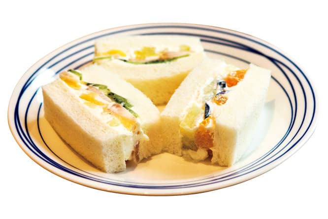 フルーツサンド
季節のフルーツ満載のサンドイッチ。秋はごろりと大きなブドウが入っていて、見た目もぷっくら。幸せな気持ちに。860円。