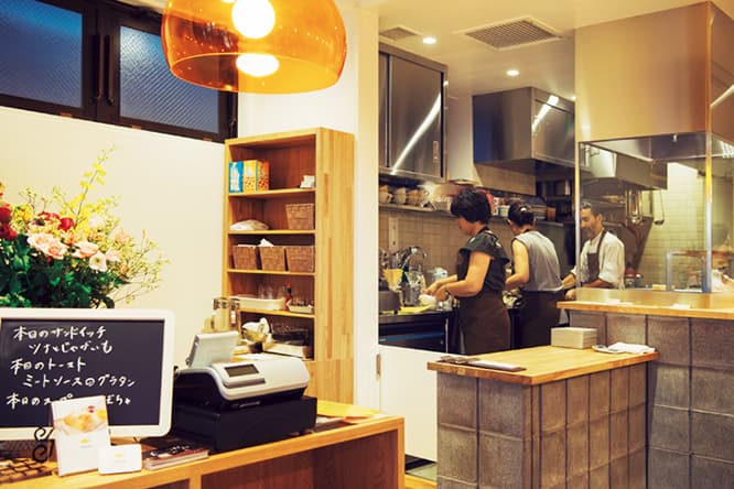 ペリカンがカフェと聞いて、レトロな喫茶店を思い浮かべる方も多かったろう。このモダンなデザインは酒匂克之による。経年変化を楽しんでほしいとのこと。
