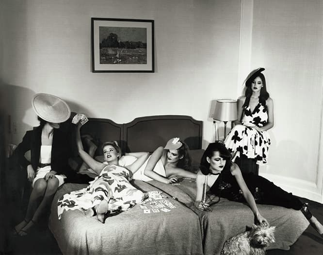 『FEMININITIES - GUY BOURDIN』では、未公開のイメージも展示。
Guy Bourdin, Paris Vogue 1979, Chloé spring-summer 1979 collection(c) The Guy Bourdin Estate, 2017/Courtesy A+C