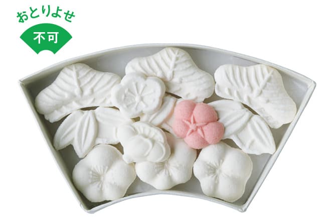 扇と松竹梅のおめでた尽くしの干菓子。口に含むとスッと滑らかに溶け、繊細な甘味が広がる。1箱1,100円。