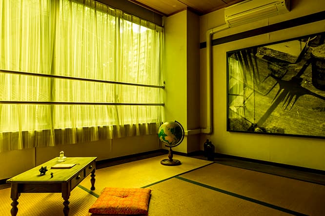 荒木悠《利未記異聞》（レビ記異聞）。机の上にはタコ墨のインク壺が置かれている。