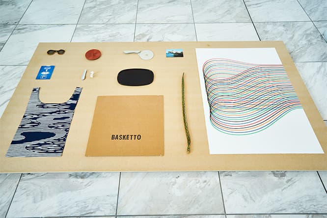 展示より〈From the studio wall〉。布バッグや木製のヘビのおもちゃ、路上駐車チケットなど、一見なんの共通項も持たないものが、シャルパンの脳内でマッシュアップされていく。